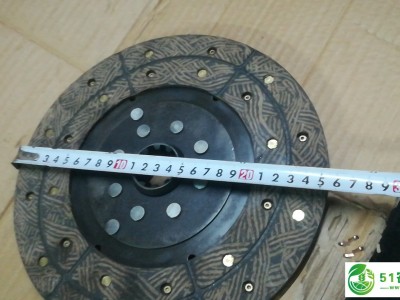 东方红MF404拖拉机离合器片及其他原车配件图1