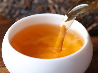 云南普洱易武麻黑圆茶 2015年普洱生茶茶叶 357g七子饼茶图2