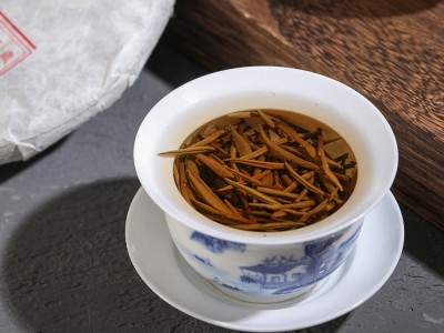 【工厂店】福鼎白茶白毫银针2015年300克白茶饼批发性价比高图3