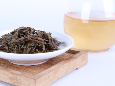 2007年经典易武正山生茶茶叶 云南特产普洱茶 大叶种茶生茶饼茶图3