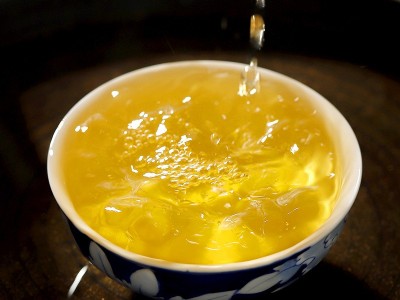 2022年票系冰岛老寨357克纯料生茶饼普洱茶冰糖甜冷杯香 厂家批发图2