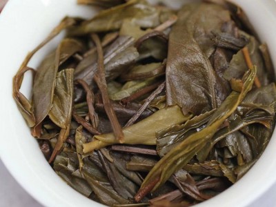 2015年班章王普洱生茶云南勐海乔木饼茶班章王特制青饼七子饼茶图2