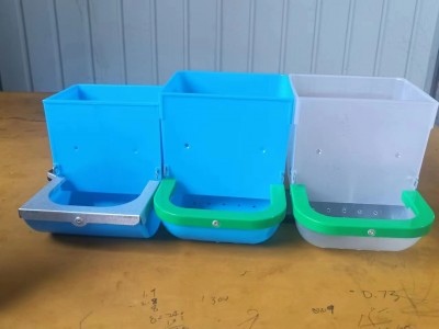 兔笼料盒塑料食盒兔子食盆防爬料盒加大料斗兔子料盒加大兔子食盒图2
