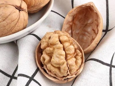 新疆核桃薄皮2022新货阿克苏185纸皮核桃孕妇食用手剥原味生核桃图4