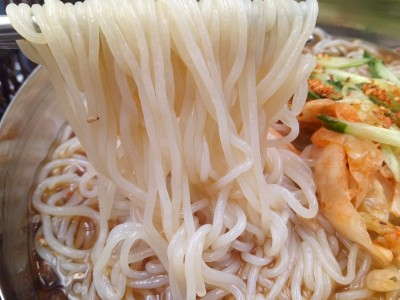 冷面东北大妈朝鲜冷面330g家庭装真空袋装延吉边风味酸甜小麦冷面图3