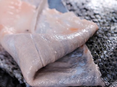 三文鱼皮新鲜分割三文鱼带鱼皮边角料碎肉可做宠物猫狗粮5斤图2