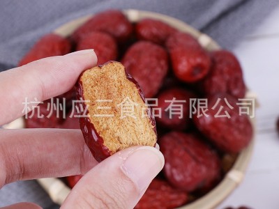 2020年新货新疆特产干枣 肉厚味甜干果零食 250g袋装大红枣批发图3