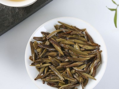 福建高山白茶 白毫银针饼300g日晒老白茶 茶叶现货批发厂家供应图5