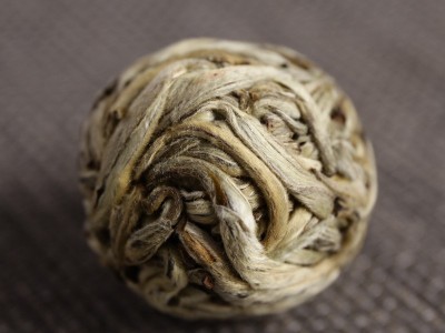 大量批发云南白茶2022月光白单芽 白毫银针龙珠 迷你小沱茶图4