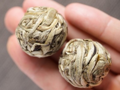 大量批发云南白茶2022月光白单芽 白毫银针龙珠 迷你小沱茶图3
