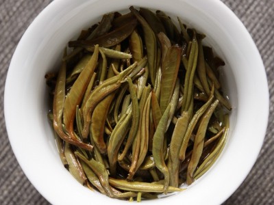 大量批发云南白茶2022月光白单芽 白毫银针龙珠 迷你小沱茶图5