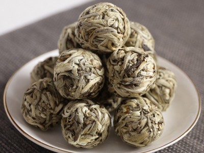 大量批发云南白茶2022月光白单芽 白毫银针龙珠 迷你小沱茶图2