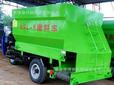 加工定做饲料投喂机 牛羊撒料车 喂牛投料机 双面投料三轮撒料机图2