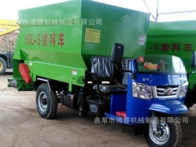 加工定做饲料投喂机 牛羊撒料车 喂牛投料机 双面投料三轮撒料机图5