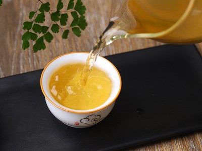 云南茶树王勐海普洱早春生茶357g饼茶糯山七子饼茶厂家现货批发图3
