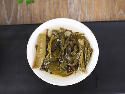 云南茶树王勐海普洱早春生茶357g饼茶糯山七子饼茶厂家现货批发图4