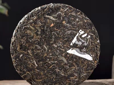 厂家直供 云南普洱茶 2018年班章357克生茶饼 烟香 烟韵饼茶图3