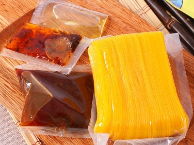 东北特产玉米面条 批发家庭袋装345g玉米面条 粗粮麻辣烫黄面条图3