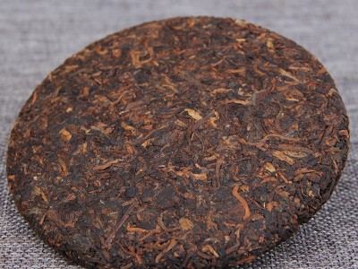 批发云南普洱茶叶 七子饼茶金芽小饼 熟茶 宫廷普洱茶饼图3