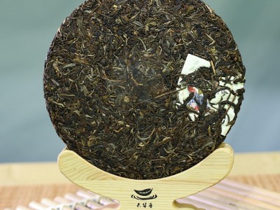 云南普洱茶饼原产地老班章古树纯料紧压普洱茶生茶饼357g厂家直销图2