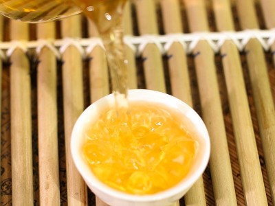 云南勐海厂家直销普洱茶困鹿山357g七子饼晒青老树毛茶紧压生茶饼图2