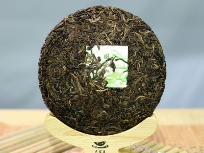云南勐海厂家直销普洱茶困鹿山357g七子饼晒青老树毛茶紧压生茶饼图3
