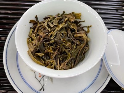 困鹿山云南普洱茶勐海2021年国邦特制头春357g生普茶饼头春茶叶图3