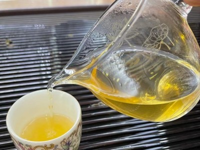 困鹿山云南普洱茶勐海2021年国邦特制头春357g生普茶饼头春茶叶图4