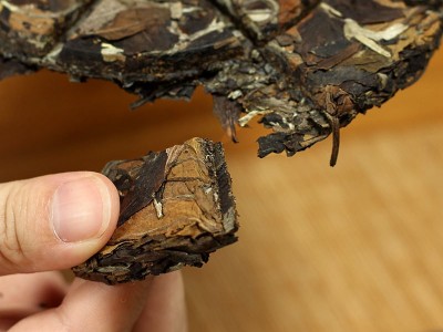 云南白茶易武老树茶粽叶香贡眉小方块茶饼120g便携装可长期保存图4