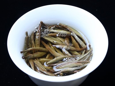 2014年福建宁德高山白茶白毫银针陈年茶饼明前头采批发收藏图4