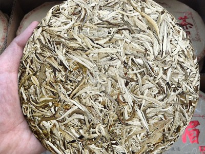 2014年福建宁德高山白茶白毫银针陈年茶饼明前头采批发收藏图3
