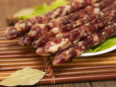 粤华盛传统手工制作广式风味腊肠煲仔饭炒菜烧烤二八肥瘦腊肠批发图3