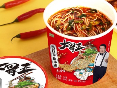 重庆小面桶装麻辣小面方便面整箱批发速食夜宵懒人泡面酸辣粉桶装图4