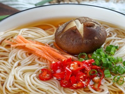 麦利源鸡蛋面条龙须面早速食餐细面条高筋宽面条劲道爽滑整箱批发图4