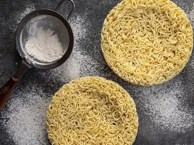 方便面泡面非油炸火锅面大碗面条整箱鸡蛋面炒面汤面专用面饼批发图2