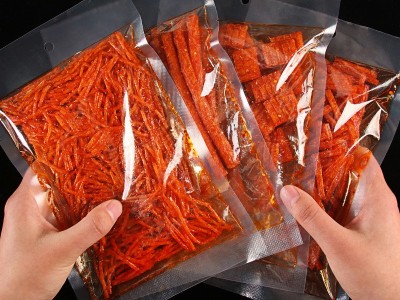雪伟小马哥网红辣条125g/包校园地推批发麻辣零食休闲食品厂家图1