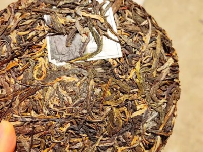 厂家现货直销云南357克七子饼普洱茶老树纯料小勐峨生茶一口料图3