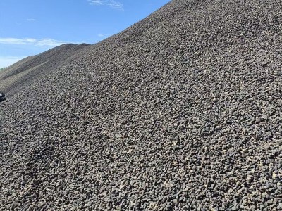 厂家供应黑色火山石火山岩板材污水处理滤料鱼缸装饰园林造景图2